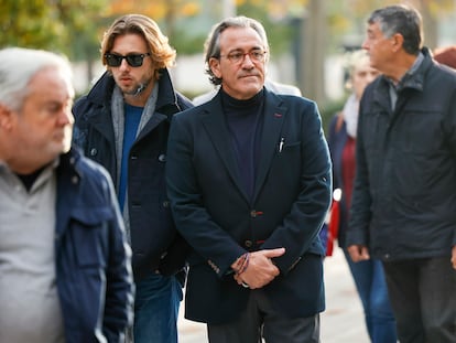El exalcalde de Gandia Arturo Torró (en el centro), a su llegada a los juzgados para declarar por un delito de malversación de caudales públicos, en diciembre de 2022.