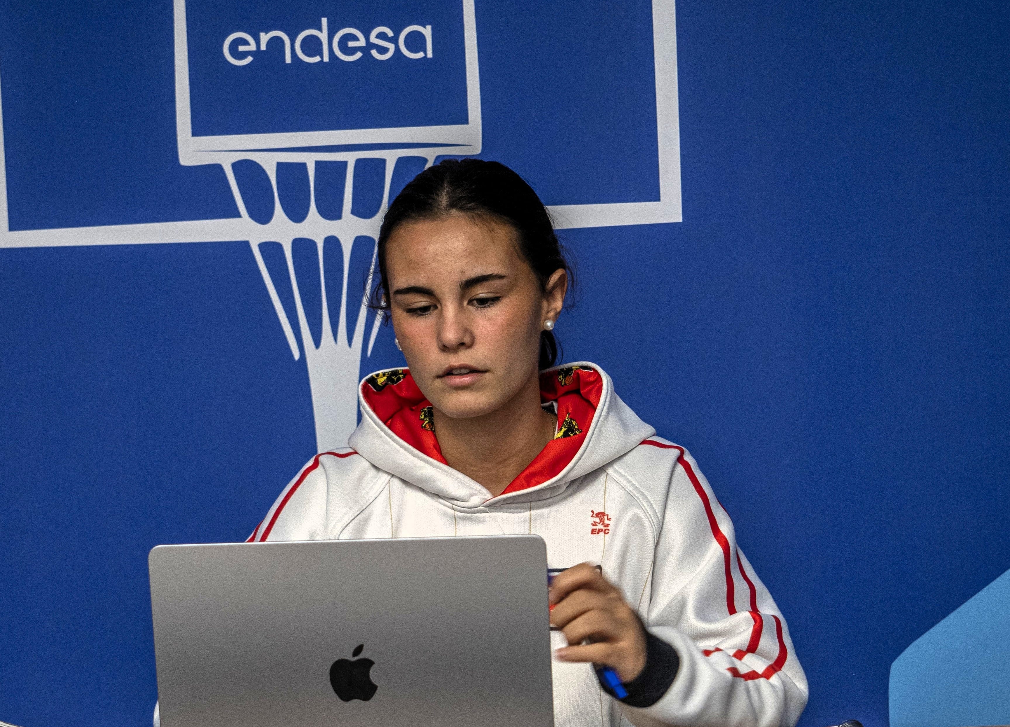 Inés Lorenzo, que cursa primero de bachillerato, estudiando en la nueva sala de estudio del pabellón zaragozano.