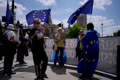 Partidarios de la permanencia en la UE se manifestaban este jueves, quinto aniversario del referéndum del Brexit, ante el Parlamento británico.