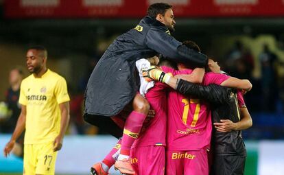 Jugadores de Las Palmas celebran la victoria en El Madrigal. 