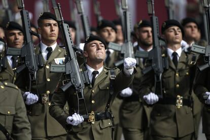 Como cada año, los más aplaudidos han sido los representantes de la Guardia Civil, de la Unidad Militar de Emergencias (UME) o los integrantes de La Legión, que en esta ocasión han desfilado acompañados por el chivo 'Pacoli' como mascota. En la imagen, militares del Ejército de Tierra, en un momento del desfile.