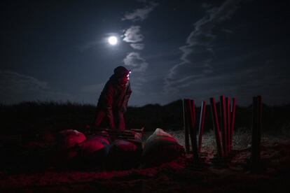 Ao amanhecer, um voluntário prepara as redes para serem instaladas em uma praia com o objetivo de aproveitar a maré alta das manhãs, no dia 23 de novembro de 2018, em Snettisham (Reino Unido).