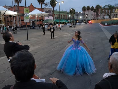 Una quinceañera canta al ritmo de un grupo de mariachis en la Plaza Garibaldi, prácticamente desierta ante la pandemia de coronavirus.