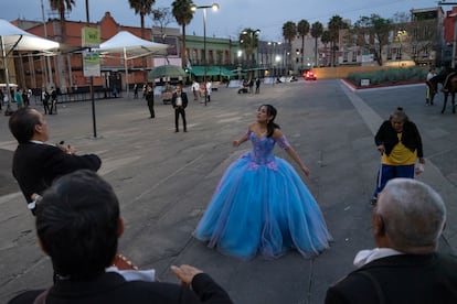 Una quinceañera canta al ritmo de un grupo de mariachis en la Plaza Garibaldi, prácticamente desierta ante la pandemia de coronavirus.