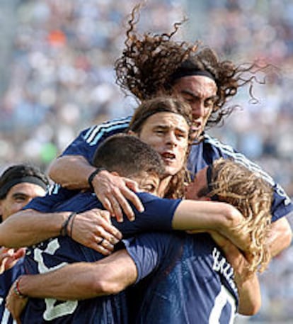 Sorín, Pochettino y Samuel se abrazan a Batistuta tras su gol.