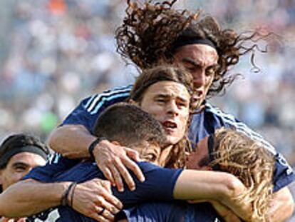 Sorín, Pochettino y Samuel se abrazan a Batistuta tras su gol.
