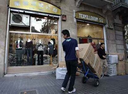 Comercio mayorista chino de ropa y productos textiles en la calle de Trafalgar de Barcelona.