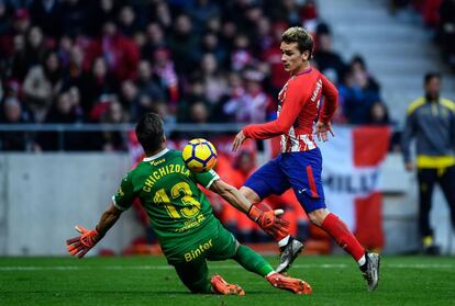 El delantero francés del Atlético de Madrid Antoine Griezmann, dispara a puerta para conseguir su primer gol contra la UD Las Palmas.