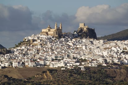 Construido a finales del siglo XII como parte del sistema defensivo del Reino nazarí de Granada, su planta irregular, en forma de triángulo alargado, se adapta a la roca sobre la que se enclava. Los cristianos lo reforzaron y reformaron tras su conquista. La subida es empinada pero merece la pena por sus vistas espectaculares.