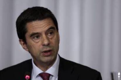 El ministro de finanzas de Portugal, Vitorr Gaspar, habla con los periodistas durante una rueda de prensa tras presentar hoy, en Lisboa, los Presupuestos de Estado para el 2013, en los que se han incluido las medidas de austeridad.