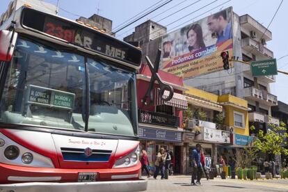 O centro do município de Morón, na Grande Buenos Aires, conserva a propaganda do casal de opositores María Eugenia Vidal e Ramiro Tagliaferro.