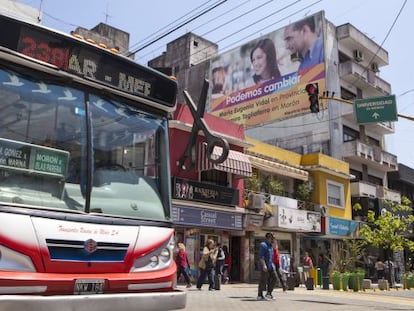 O centro do município de Morón, na Grande Buenos Aires, conserva a propaganda do casal de opositores María Eugenia Vidal e Ramiro Tagliaferro.