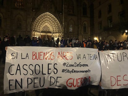 Una imagen de la protesta, esta tarde, en la plaza de La Catedral, en Barcelona.