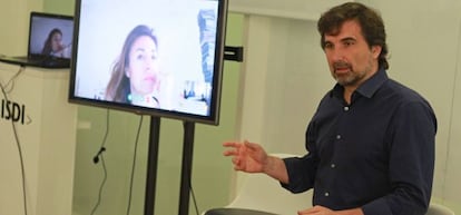 Nacho de Pinedo, consejero delegado de ISDI, ayer junto a la pantalla desde la que intervino por Skype Noelia Fernández, mentora de contenidos de Impact.