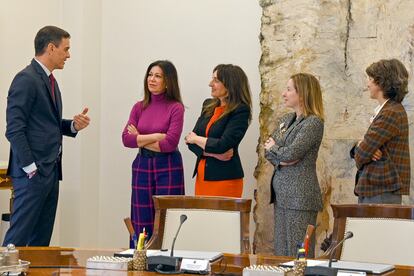 El presidente del Gobierno celebró una reunión en el Palacio de la Moncloa a la que acudieron la presidenta de la asociación de ejecutivas Woman Action Sustainability (WAS), Mónica Chao; la socia y directora global de operaciones de LLYC, Luisa García; la directora de sostenibilidad de Iberia, Teresa Parejo, y la directora de financiación estructurada del grupo Elecnor, Ángela Pérez. En el encuentro también estuvo presente Begoña Gómez, esposa de Sánchez.