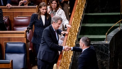 El presidente del Partido Popular, Alberto Núñez Feijóo, saluda al presidente de Vox, Santiago Abascal. Pactos PP y Vox en Extremadura. Feijóo habló con Abascal tras las elecciones de Castilla y León