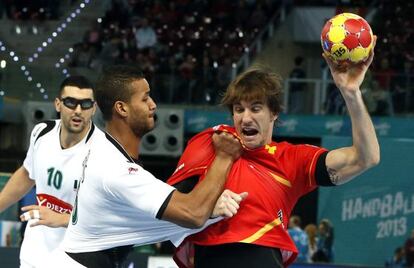 El lateral de la selección española Viran Morros con el balón ante el lateral de la selección de Argelia Messaoud Bekous.