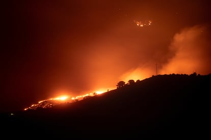 Incendio forestal que afecta a los municipios de Colera y Portbou (Girona), cerca de la frontera con Francia, este sábado.