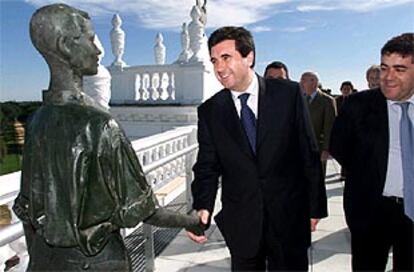 Jaume Matas, ministro de Medio Ambiente, saluda a una escultura en el Palacio del Acebrón de Doñana (Huelva).