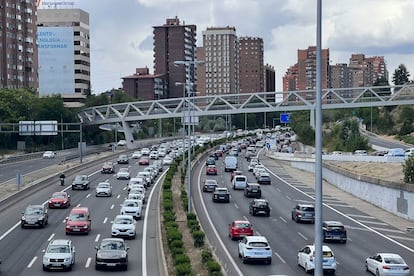 Coches circulan por la M-30 de Madrid.