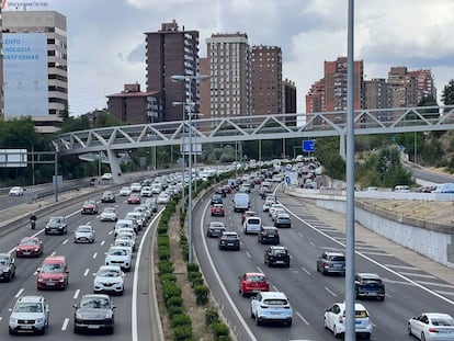 Coches circulan por la M-30 de Madrid.