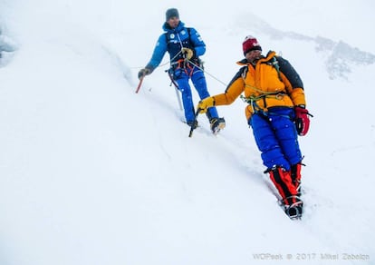 Iñurrategi asegura el descenso del Italiano Annovazzi, tras su rescate en el Gasherbrum II.