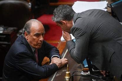 Martín Menem habla con Guillermo Francos en la Cámara de Diputados de Argentina, este martes.