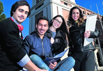 Desde la izquierda, Leonel L&oacute;pez (Cuba), Joan Sebasti&aacute;n Fuentes Zambrano (Colombia), Mar&iacute;a Brollo (Brasil) y Jenifer M&aacute;rquez (Venezuela), frente al Museo de Am&eacute;rica, en Madrid.