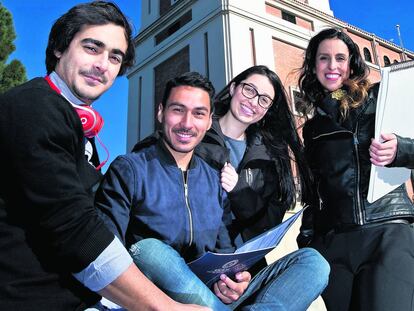 Desde la izquierda, Leonel L&oacute;pez (Cuba), Joan Sebasti&aacute;n Fuentes Zambrano (Colombia), Mar&iacute;a Brollo (Brasil) y Jenifer M&aacute;rquez (Venezuela), frente al Museo de Am&eacute;rica, en Madrid.