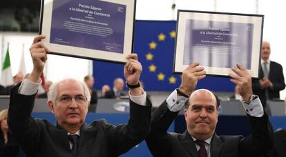 Ledezma (izquierda) y Borges reciben el premio Sárajov en el Europarlamento en Estrasburgo.