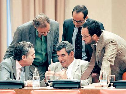 Diputados socialistas, durante la reunión de la Diputación Permanente del Congreso. De izquierda a derecha, Diego López Garrido, Julio Villarrubia y Antonio Hernando. Detrás, Álvaro Cuesta y Francesc Vallés.