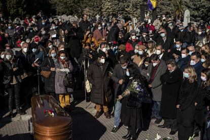 Centenares de personas han asistido al Cementerio Civil de la Almudena para el sepelio de la escritora.