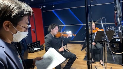 Hiroto Nagai junto al intérprete de la viola y uno de los dos violines durante la grabación de 'Polar Energy Budget', en una imagen cedida por el músico. 