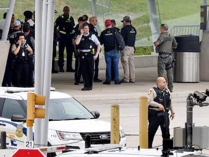 Policías durante un operativo cerca de la entrada del Pentágono luego del reporte de un hombre armado.