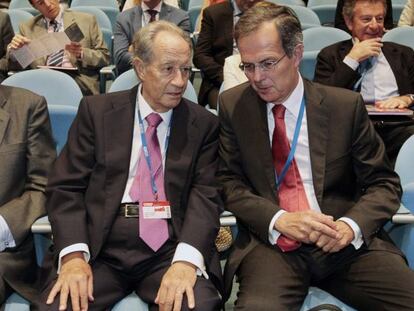  Juan Miguel Villar Mir (izquierda) conversa con el consejero delegado de Cepsa, Pedro Mir&oacute;, en un acto en junio pasado. / Esteban Cobo EFE.