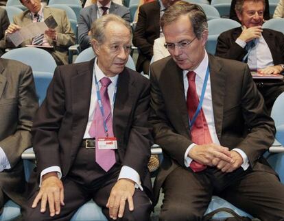 Juan Miguel Villar Mir (izquierda) conversa con el consejero delegado de Cepsa, Pedro Miró, en un acto en junio pasado. / Esteban Cobo EFE.