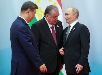 Xi Jinping, el presidente de Tayikistán, Emomali Rahmon, y Vladimir Putin en la cumbre de la Organización de Cooperación de Shanghái que se celebra en Tianjin, China.
