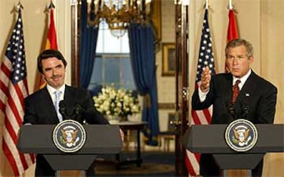 El presidente José María Aznar y su homólogo estadounidense, Geroge W. Bush, ayer en la Casa Blanca.