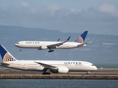 La compañía United Airlines se ha visto envuelta en una polémica por sus políticas de vestimenta.