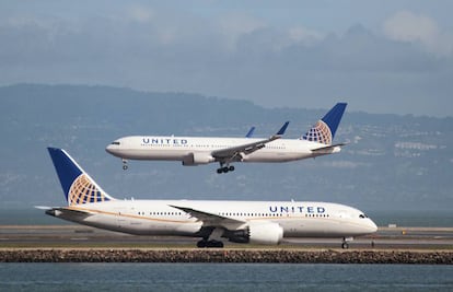 La compañía United Airlines se ha visto envuelta en una polémica por sus políticas de vestimenta.