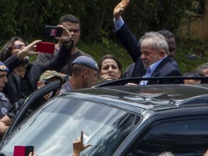 Arthur tinha 7 anos e morreu de meningite e está sendo velado em São Bernardo do Campo, onde o ex-presidente chegou por volta das 11h. Segurança no local foi reforçada