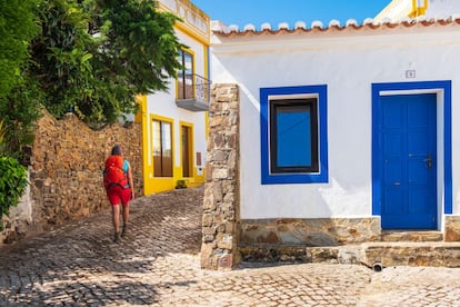 La ruta sigue entre casas de estilo bereber que preceden a los declives montañosos que rodean el pueblo de Bordeira (en la imagen), y más allá, de nuevo frente al Atlántico, el curioso desnivel que dibuja la playa de Arrifana. Muy cerca, en las puntas de Pedra da Carraça y Atalaia, donde parece que el mar furioso haya engullido parte de los acantilados. Así llegamos a Aljezur, dividida en dos desde que la partió el río cuando era navegable. Por las escarpadas calles de su casco antiguo se accede al castillo. La panorámica desde lo alto quita el aliento.