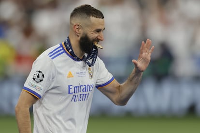 Benzema muerde la medalla. 
