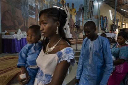 Tras finalizar los casamientos un desfile de más de 50 familias con sus hijos en brazos se desplaza a la parte delantera de la iglesia, justo delante del altar. Donde se disponen en fila, y el sacerdote va pasando por cada familia realizando el rito del bautismo.