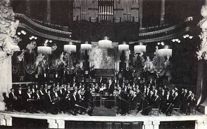 L'Orquestra Pau Casals dirigida pel músic al Palau als anys vint.