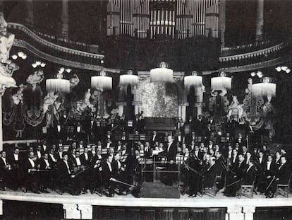 L'Orquestra Pau Casals dirigida pel músic al Palau als anys vint.