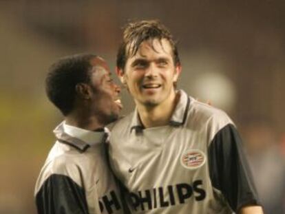 Phillip Cocu celebra un gol del PSV Eindhoven junto a Beasley