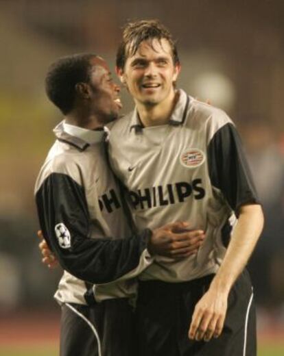 Phillip Cocu celebra un gol del PSV Eindhoven junto a Beasley