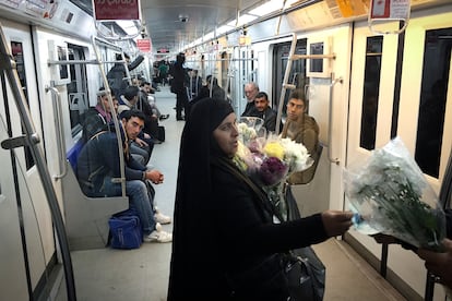Una mujer vende flores en el metro de Teherán en una imagen de archivo.