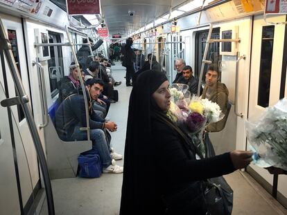 Una mujer vende flores en el metro de Teherán en una imagen de archivo.